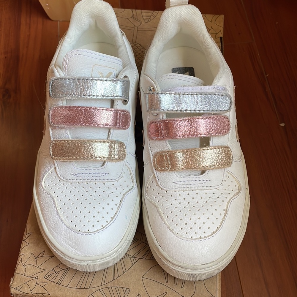 VEJA Hard to find pink  - metallic accents. Orig 185.